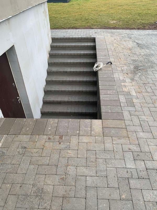 Betoninių laiptų ir trinkelių dangos įrengimas prie pastato