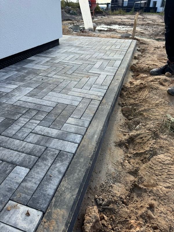 Trinkelių klojimo detalė su betoniniu bortu ir pagrindo sluoksniu