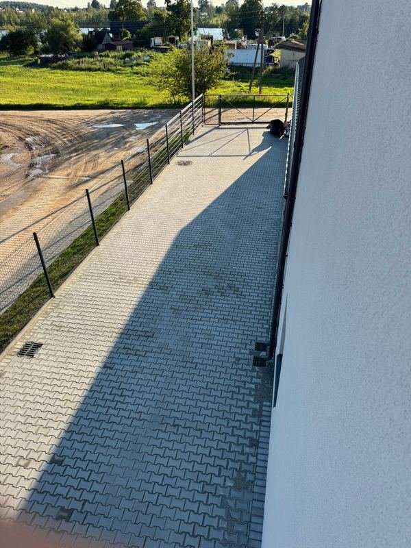 Trinkelių danga ir lietaus nuotekų sistema prie pastato