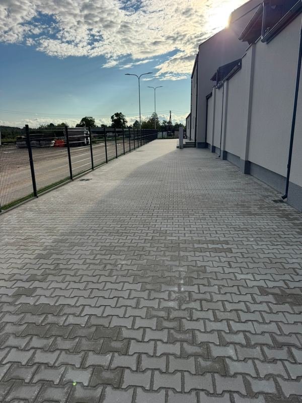 Platus trinkelių privažiavimas komerciniame objekte