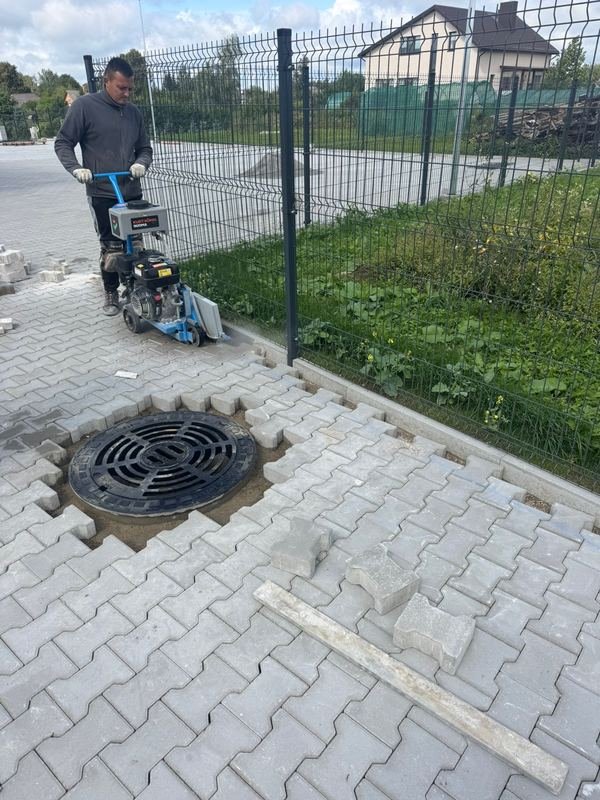 Trinkelių tankinimas vibracine plokšte klojimo metu